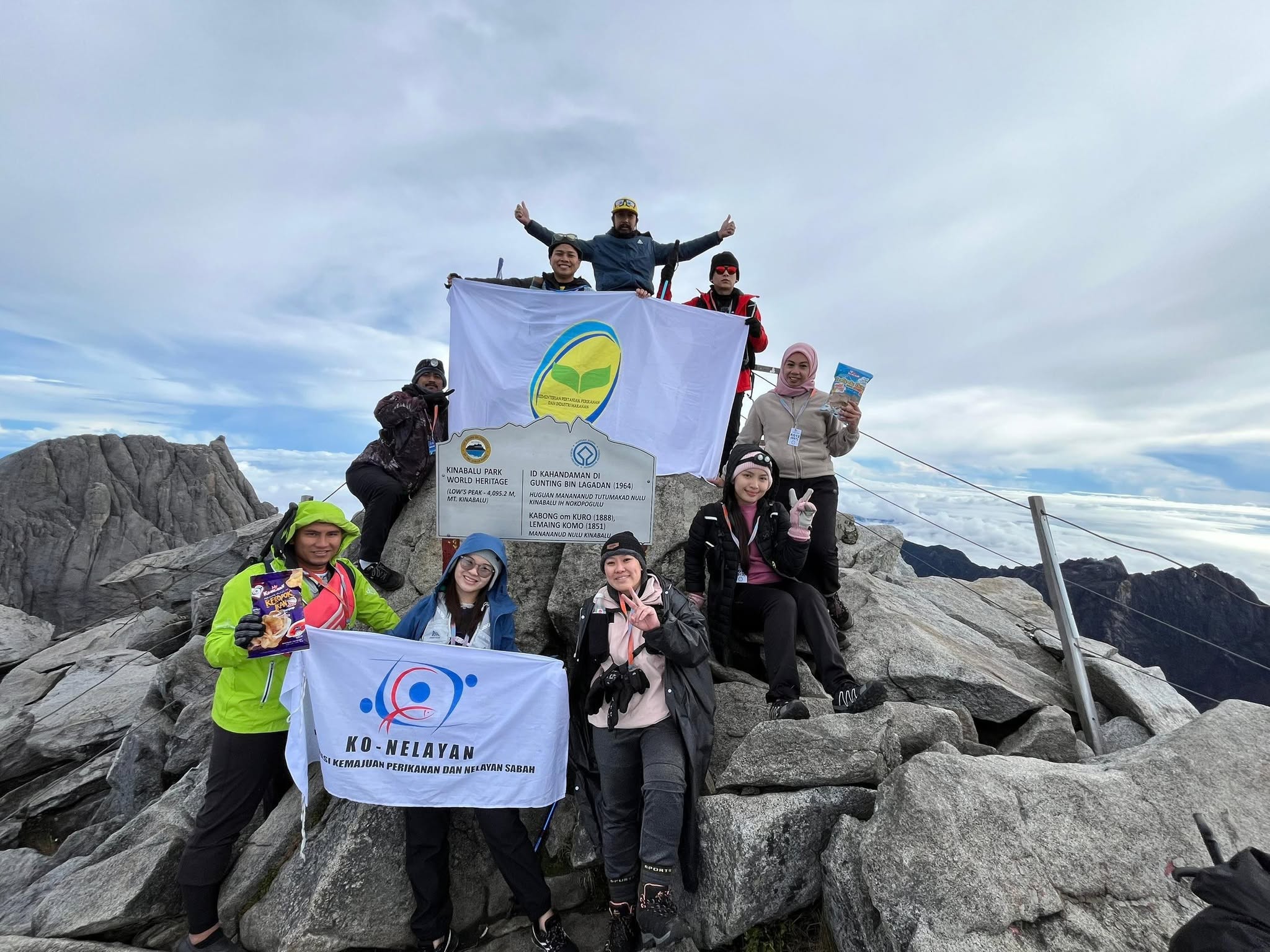 Program Pengukuhan Integriti (Fit Integriti): Kibar Bendera Ko-Nelayan di Puncak Gunung Kinabalu