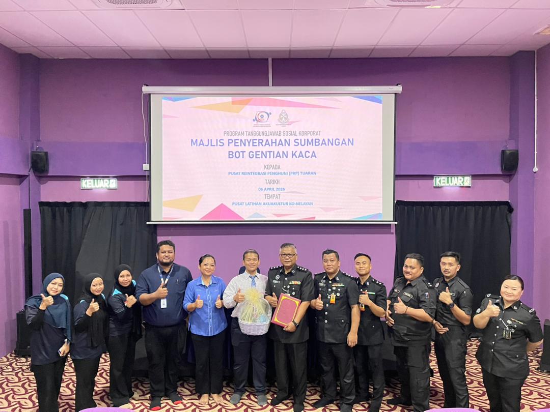 Majlis Penyerahan Sumbangan Bot Gentian Kaca