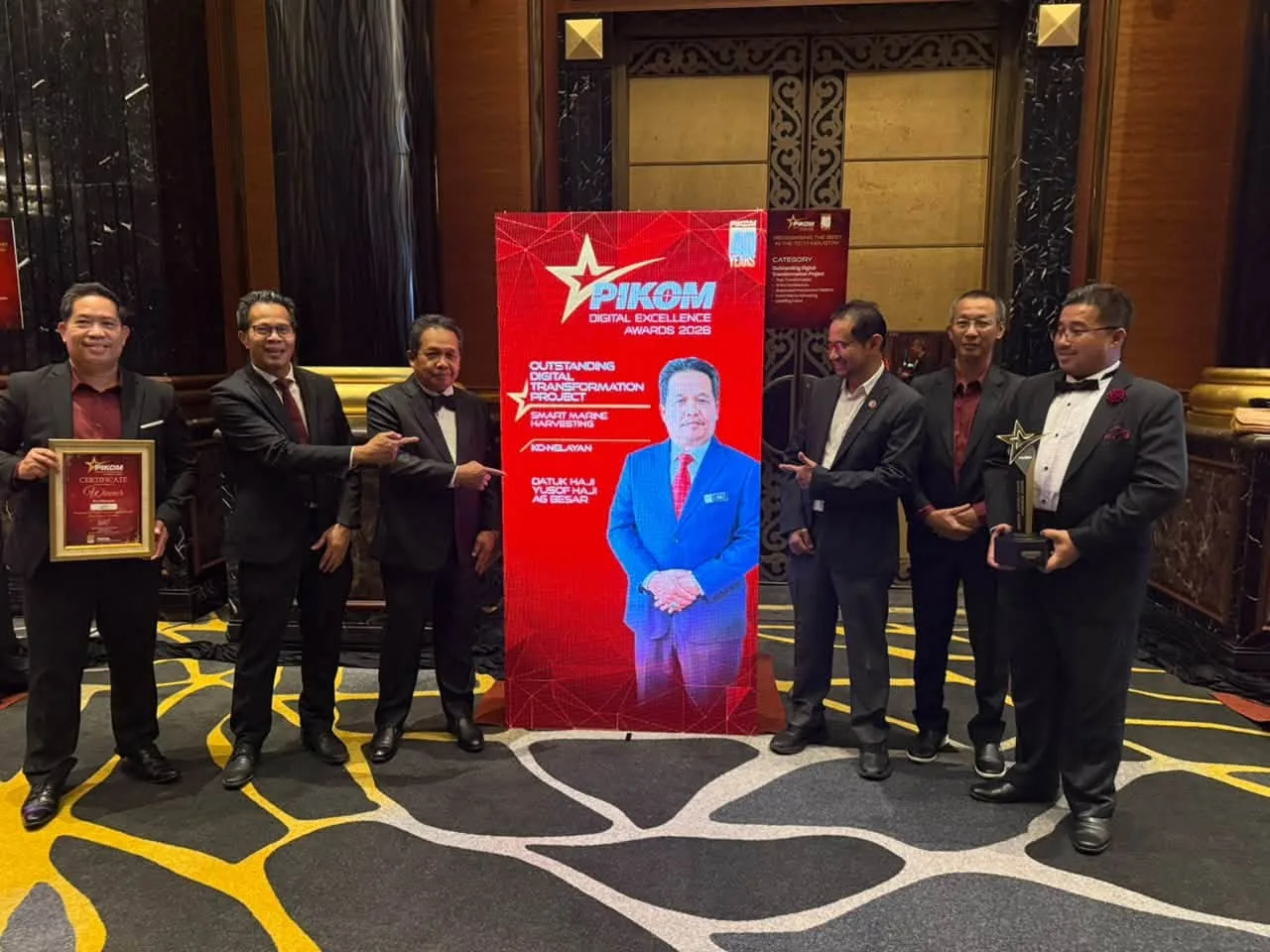 Pengurusan Ko-Nelayan bersama sijil dan trofi anugerah Outstanding Digital Transformation Project – Smart Marine Harvesting, PIKOM Digital Excellence Awards 2026, Sunway Resort Hotel